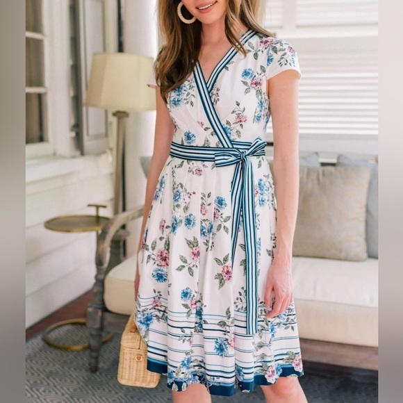 Gal Meets Glam Teresa floral wrap dress - Picture 4 of 9